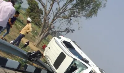 आगरा लखनऊ एक्सप्रेस वे पर एक एक्सीडेंट में 5 लोगों की मौत
