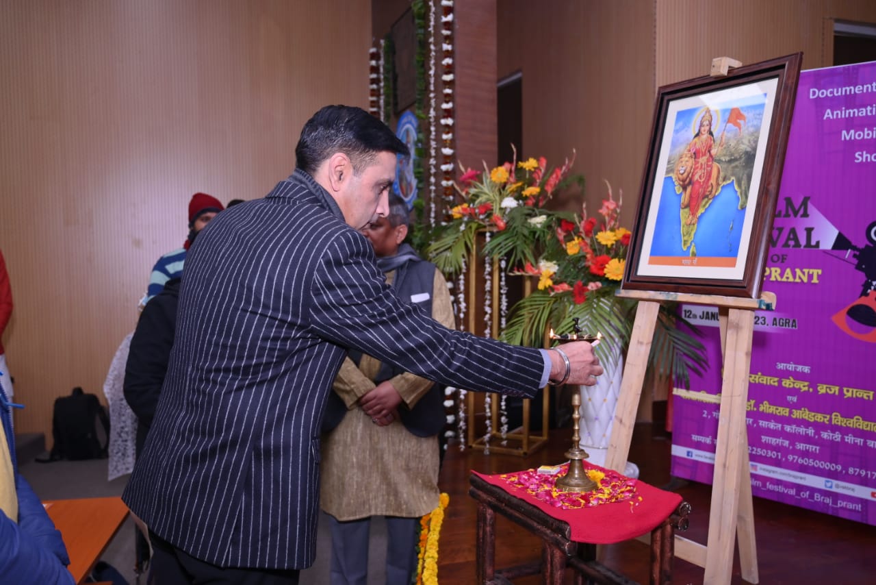 दीप प्रज्ज्वलित करते हुए आगरा पुलिस कमिश्नर डाॅ. प्रीतिंदर सिंह  
