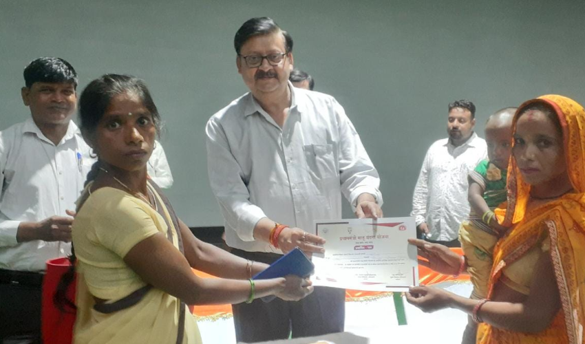 सूरसदन प्रेक्षागृह में अधिकारियों और लाभार्थियों ने सुनी पीएम की बात
