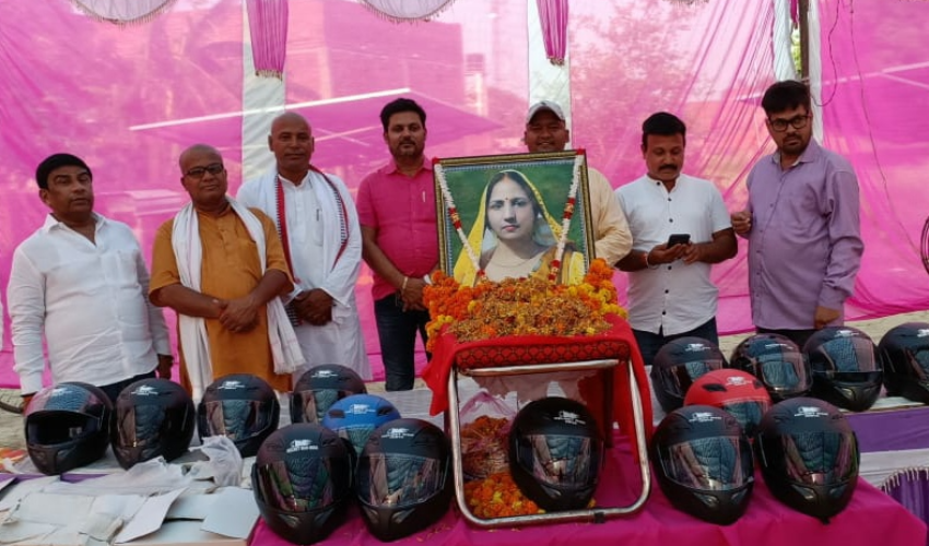 हेलमेट भूलने वाले लोग श्रद्धांजलि सभा में पहुंचते ही आश्चर्यचकित हुए फिर अपने घर वालों से मिले हेलमेट पहनकर.