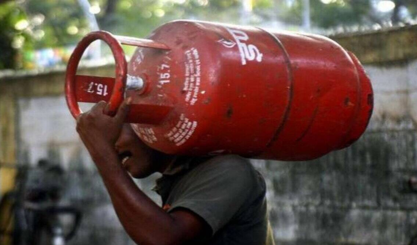 LPG Cylinder Price में भारी कटौती, 135 रुपए सस्‍ता हो गया सिलेंडर