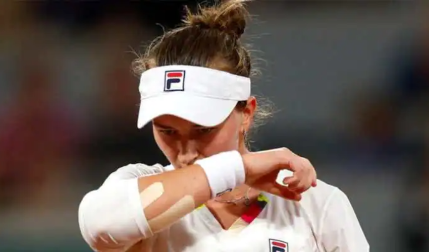 जलवायु परिवर्तन को लेकर French Open 2022 के सेमीफाइनल में महिला प्रदर्शनकारी ने खुद को नेट से बांधा, 15 मिनट तक खेल रुका