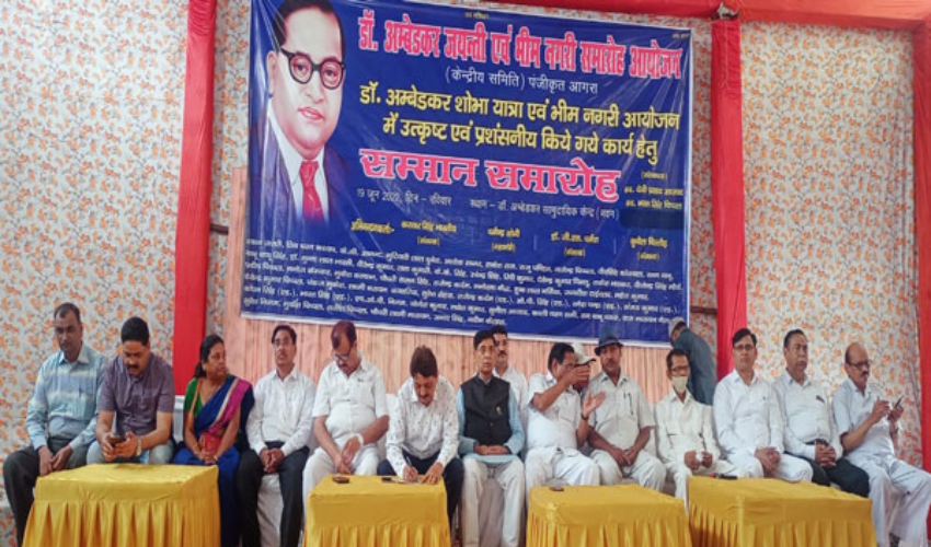 भीम नगरी केंद्रीय समिति द्वारा शोभायात्रा में सम्मिलित हुए झांकी के आयोजकों एवं समाजसेवियों को किया गया सम्मानित