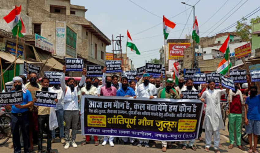 अग्निवीरों की भर्ती के विरोध में निकला मौन जुलूस