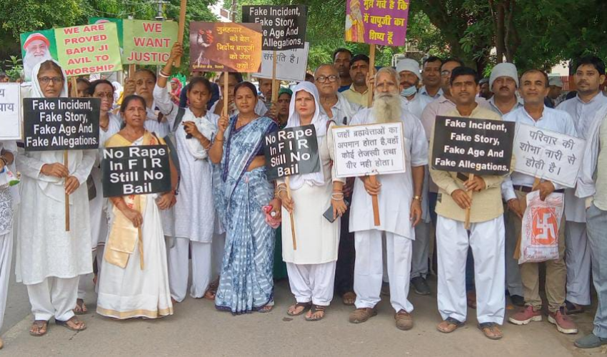 आशाराम समर्थकों ने काली पट्टी बांध कर बोदला चौराहा से मानस नगर तक निकाला मौन जलूस, दिया ज्ञापन