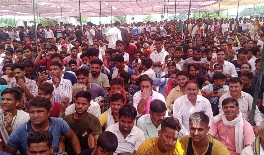 आगरा के मुड़ी में उत्पीड़न के खिलाफ क्षत्रिय समाज की हुई महापंचायत ,हजारों की संख्या में पहुंचे लोग