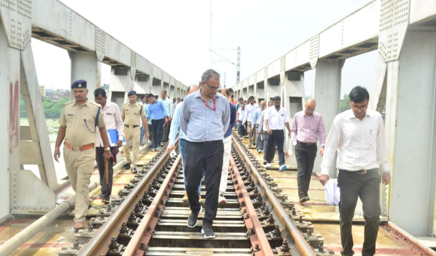 यमुना ब्रिज रेलखंड का किया निरीक्षण