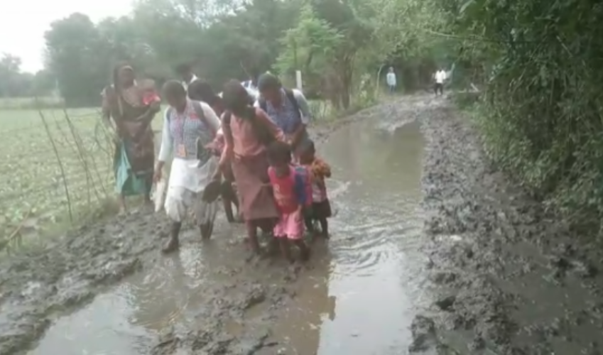 कीचड़ भरे रास्ते से निकलकर पहुंचते है बच्चे स्कूल ,पढ़ाई में होता व्यवधान पैदा