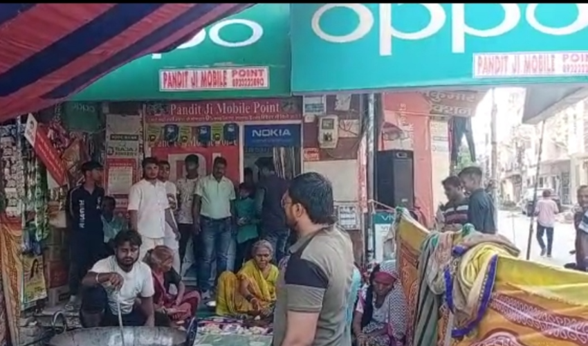 सप्तमी के अवसर पर पंडित मोबाइल शॉप हुआ विशाल भंडारे का आयोजन