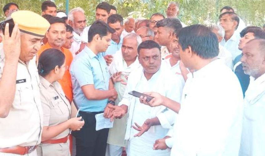 स्थानीय युवाओं को रोजगार व पुनर्वास की माँग को लेकर दिया सांकेतिक धरना
