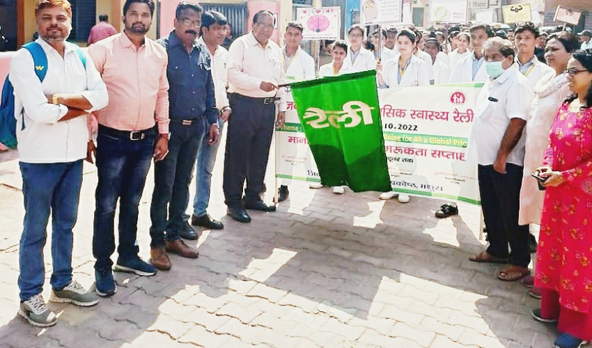 मुख्य चिकित्सा अधिकारी के निर्देशन में मानसिक स्वास्थ्य जागरूकता सप्ताह में रैली का आयोजन