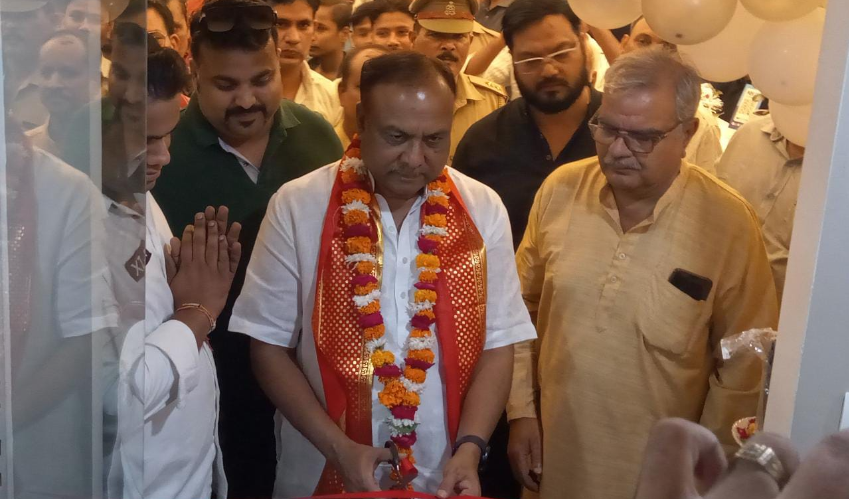 भारतीय क्रिकेट टीम के पूर्व कप्तान महेंद्र सिंह धोनी की चेन जिम का महापौर ने किया उद्द्घाटन
