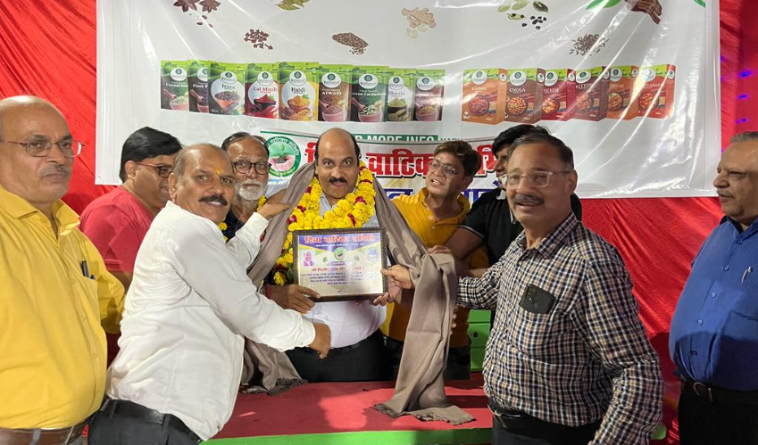 पर्यावरण प्रेमी श्री दिलीप सिंह सेंगर को मिला दिव्य रत्न सम्मान,तीन वर्ष से आकर कर रहें हैं सेवा