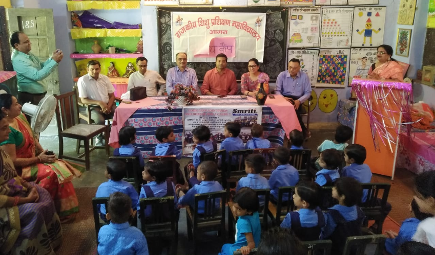 बच्चों और किशोरियों को शिक्षण सामग्री और उपहार देकर मनाई दिवाली