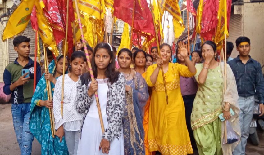 हाथों में निशान-जुबां पर जय श्री श्याम, श्याम प्रेमियों ने निकाली निशान यात्रा