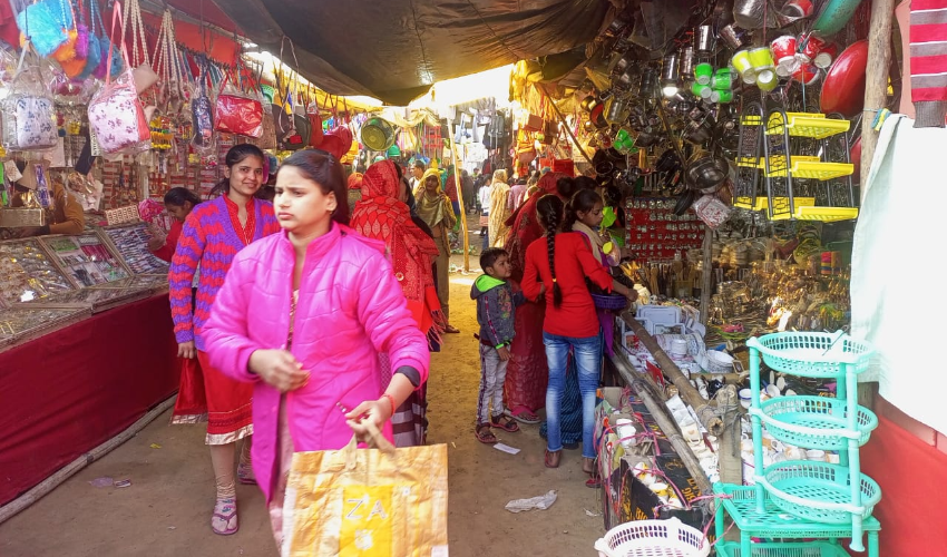 धूप खिली तो पौष मेले मे उमडी भीड ,कोरोना काल के कारण दो बर्ष बाद लगा मेला