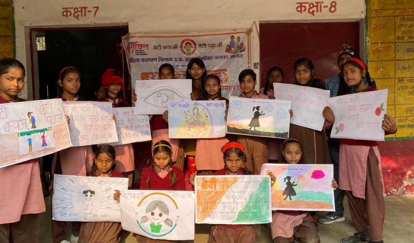 राष्ट्रीय बालिका दिवस साप्ताहिक अभियान के अंतर्गत बालिकाओं को विभागीय योजनाओं व हेल्पलाइन नंबरों की जानकारी दी