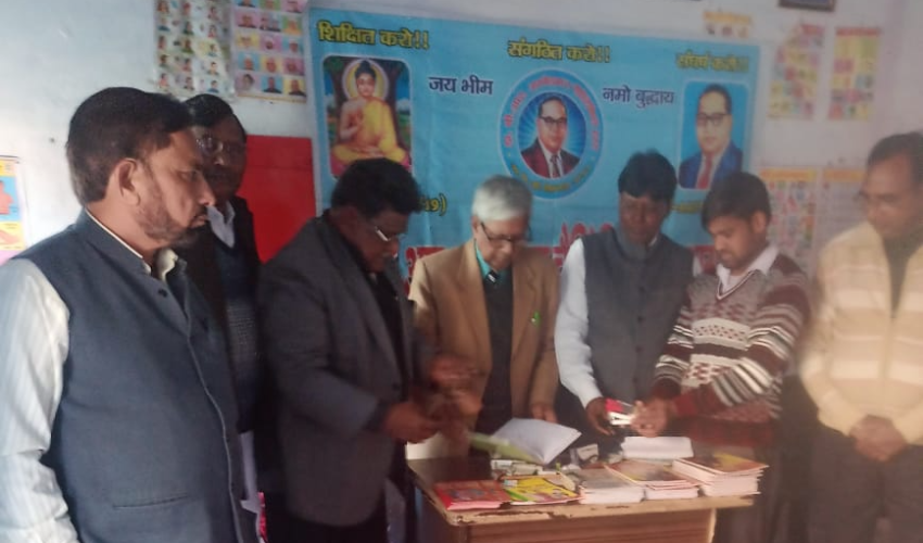 डॉ बी आर अम्बेडकर चैरिटेबल ट्रस्ट आगरा ने निर्धन छात्र/छात्राओं को बांटी पाठन सामिग्री