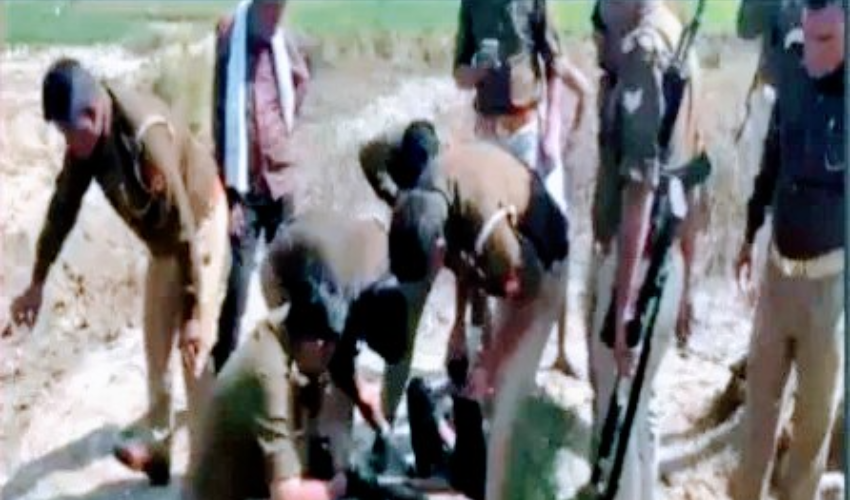 पुलिस को सूचना देने पर छात्र की दिनदहाड़े जिंदा जलाकर की हत्या
