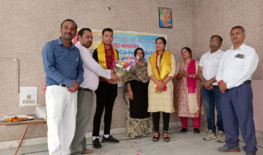 टीसी चंद्रा कालेज के दो छात्रों का यूपी पुलिस में चयन होने पर शिक्षकों ने किया सम्मानित