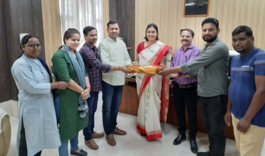 वर्कर्स यूनियन ने किया रेलवे अधिकारी का फेयरवेल