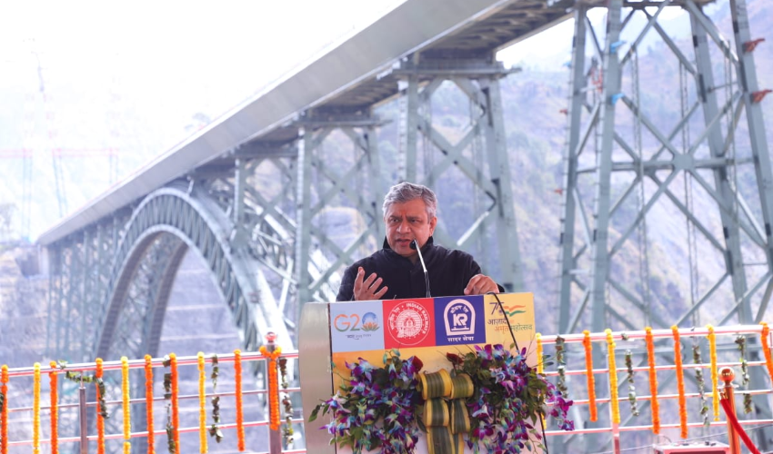 रेल मंत्री श्री अश्विनी वैष्णव ने कश्मीर घाटी में चिनाब ब्रिज का किया दौरा