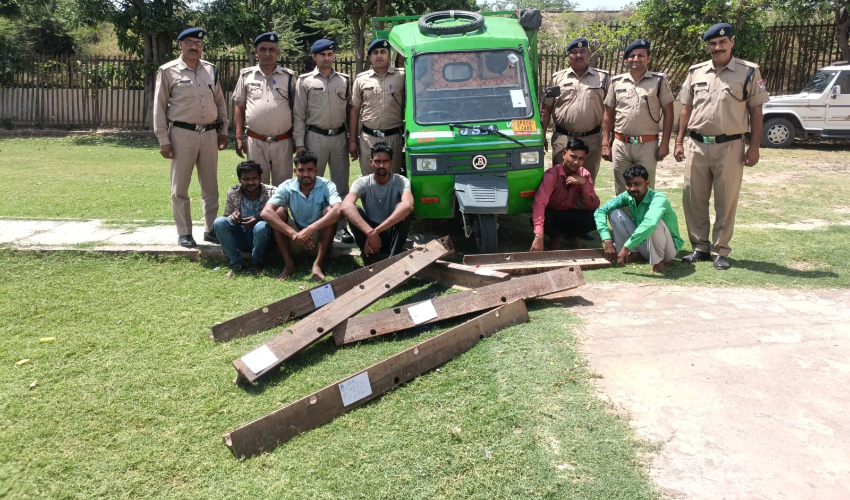 रेलवे मैटेरियल की चोरी करने वाले गैंग को चोरी करते हुए पकड़ा रंगे हाथ