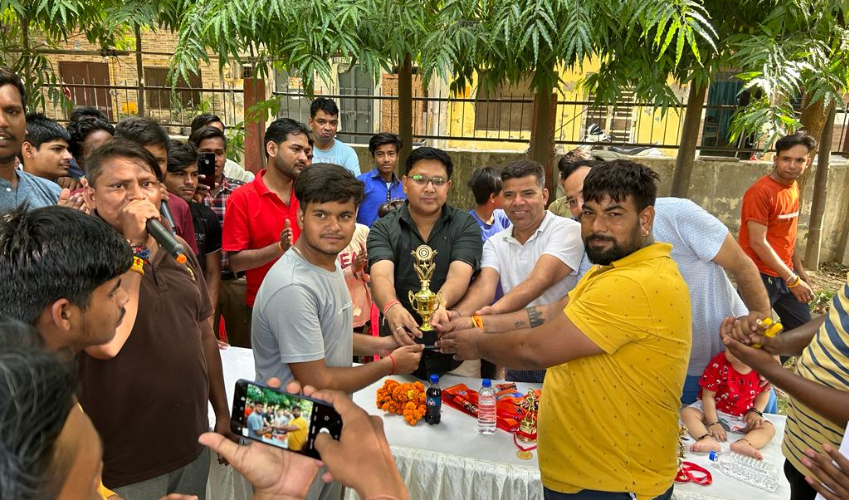आरसीबी लवर्स टीम बनी टूर्नामेंट चैंपियन, अंकित शिवहरे को मिला फाइनल टीम का मैन ऑफ द मैच