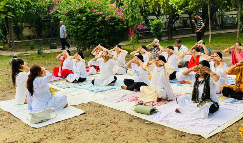 आवास विकास कालोनी का सेंट्रल पार्क हुआ योगमय, स्वस्थ रहने के लिए दिया योग का संदेश