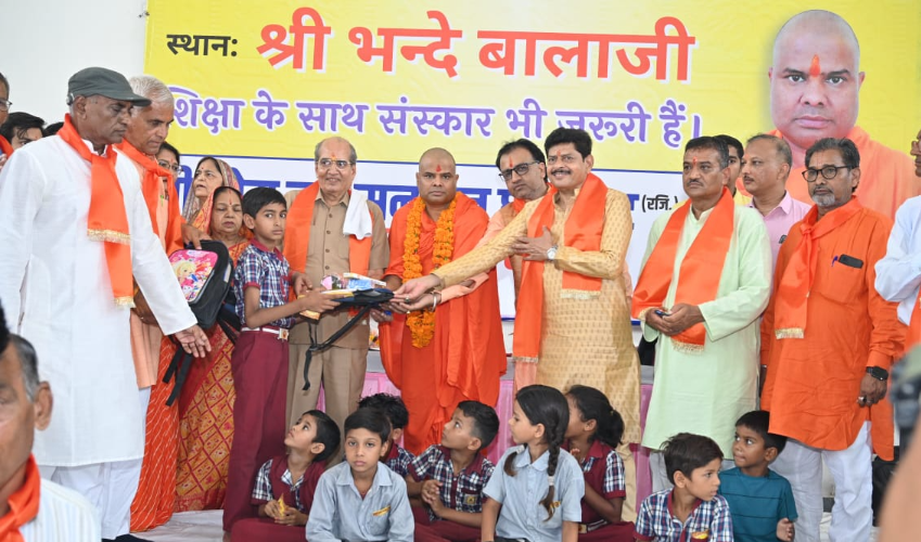1000 बच्चों को हुआ संपूर्ण शिक्षा सामग्री का वितरण