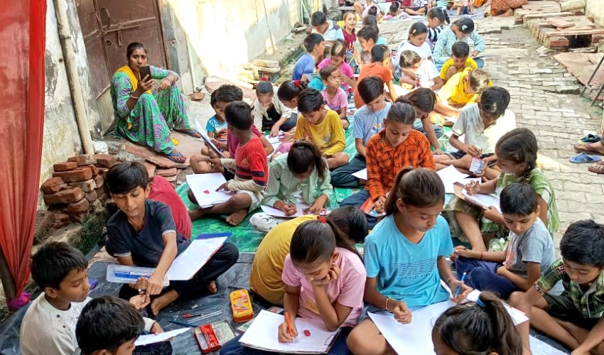 गणेश महोत्सव में हुई बच्चों की पेंटिंग प्रतियोगिता , बांटे गिफ्ट