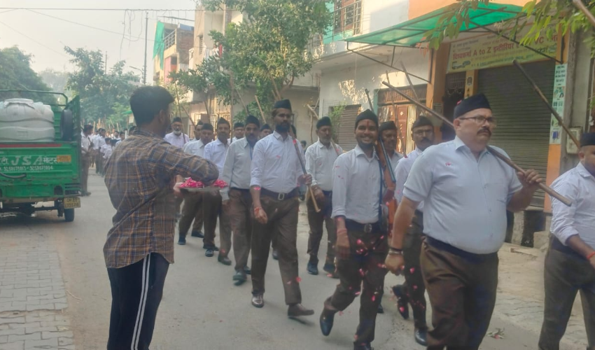 संघ के स्वयंसेवकों ने मनाया विजयादशमी उत्सव, स्वयंसेवकों ने निकाला पूर्ण गणवेश में पथ संचलन