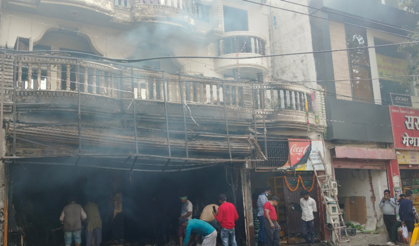 आवास विकास कॉलोनी स्थिति किराना स्टोर में लगी आग