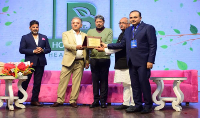 नेशनल कांफ्रेंस में डा. मोहित सत्संगी को होम्यो चिकित्सा रत्न सम्मान से क्रिकेट टीम के पूर्व कप्तान कपिल देव ने किया सम्मानित