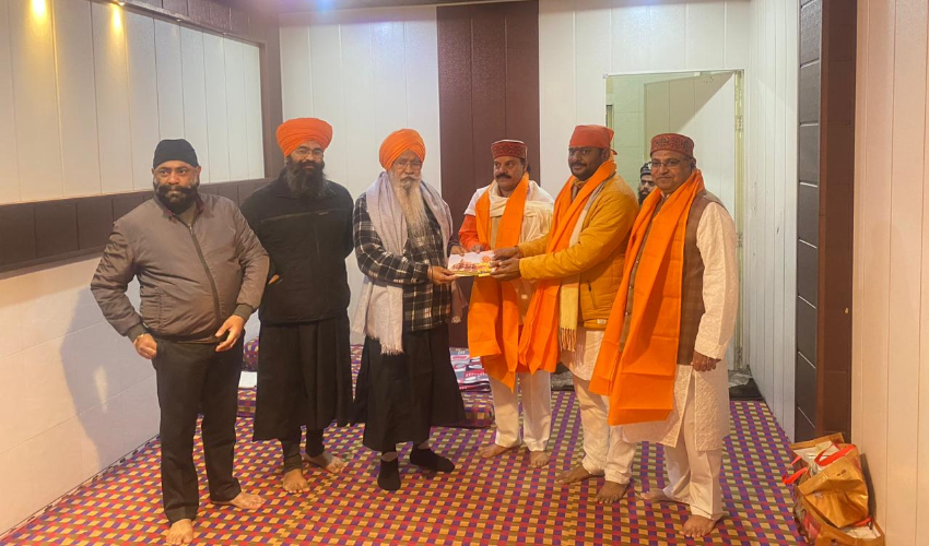 आगरा हुआ राममय, रामदूत पहुंच रहे हैं घर-घर अक्षत पाकर लोग हो रहे हैं धन्य