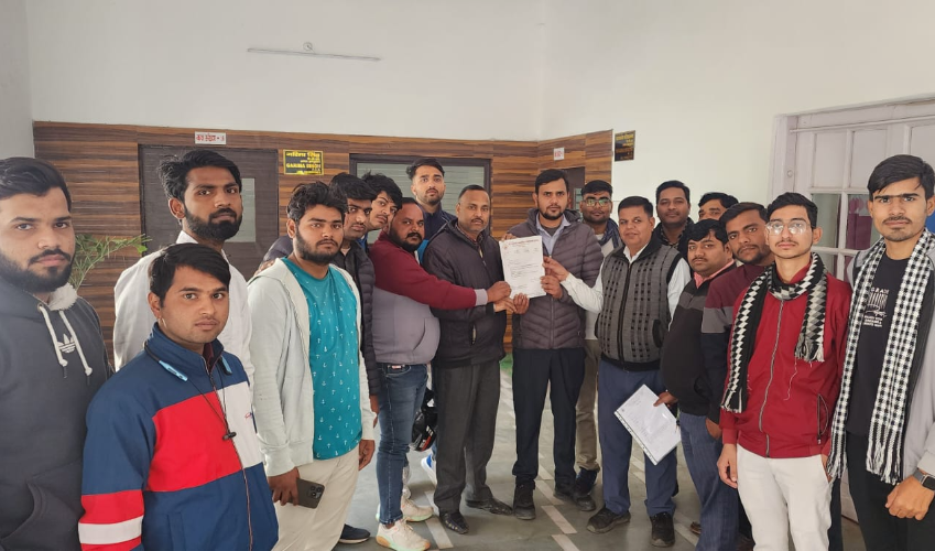 फार्मासिस्टों ने अपनी मांगों को लेकर औषधि आयुक्त अतुल उपाध्याय को दिया ज्ञापन