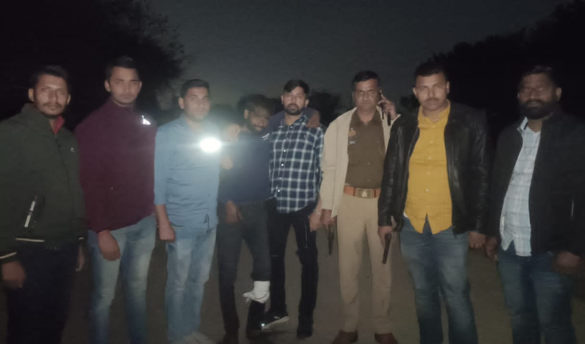 आगरा पुलिस की देर रात बदमाशों से हुई मुठभेड़ , मुठभेड़ में एक बदमाश को लगी गोली,दो को पुलिस ने दबोचा