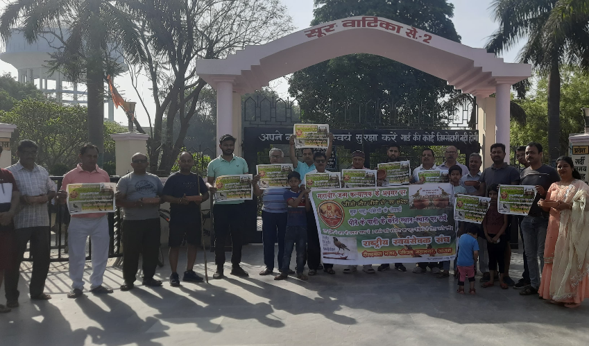राष्ट्रीय स्वयंसेवक संघ आगरा के तत्वावधान में अहिंसा दिवस पर "जीयो और जीने दो" का संदेश देते हुए किया सेवा कार्य