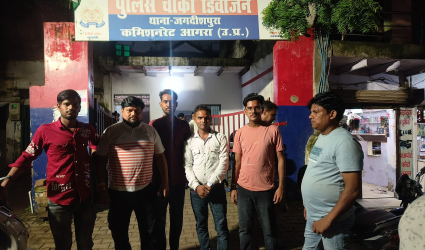 राष्ट्रीय ध्वज को उल्टा फहरा कर ध्वज का किया जा रहा अपमान, पुलिस कार्यवाही की मांग
