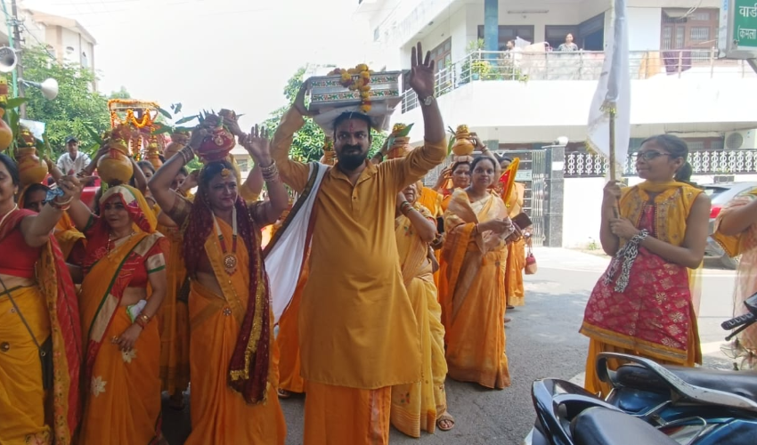 विश्व सनातन ट्रस्ट ने कलश यात्रा निकाल श्रीमद् भागवत कथा का किया शुभारंभ