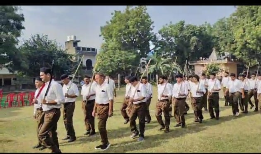 विजयदशमी के पावन पर्व पर दीनदयाल नगर पश्चिम महानगर आगरा ने शस्त्र पूजन कर निकला पथ संचलन