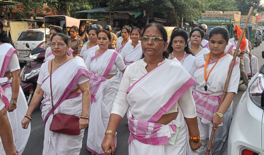 राष्ट्र सेविका समिति आगरा विभाग द्वारा विजयादशमी पर शहीद स्मारक से कम्युनिटी हॉल पार्क तक निकला पथ संचलन ।