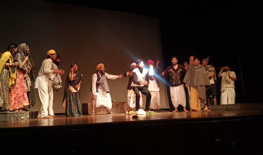 बड़े रूढ़िवादी और परंपरा को व्यर्थ साबित कर देती है पंचलाइट की कहानी ,कलाकारों ने किया नाट्य रूपांतरण