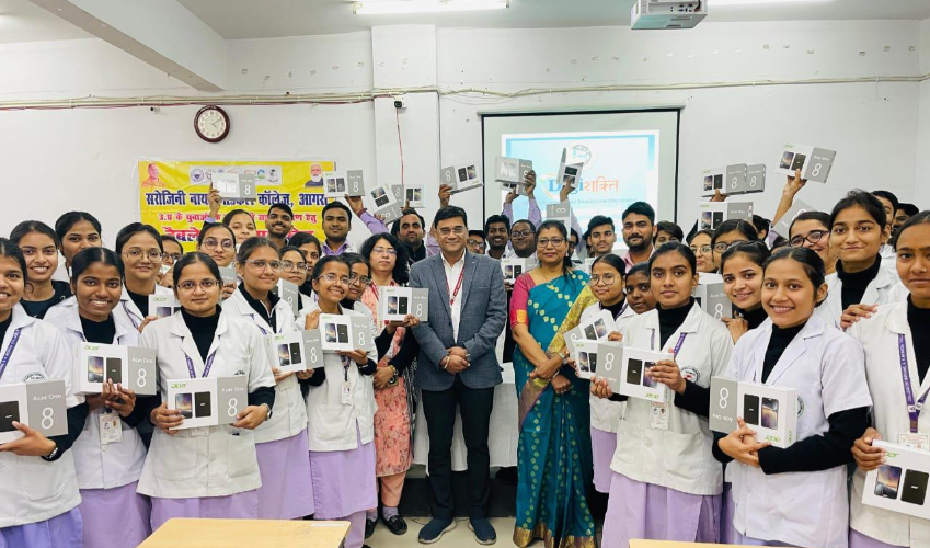 निःशुल्क टेबलेट स्मार्ट फ़ोन योजना के अन्तर्गत एसएन मेडिकल कॉलेज के छात्र-छात्राओं को किए गये टैबलेट वितरित
