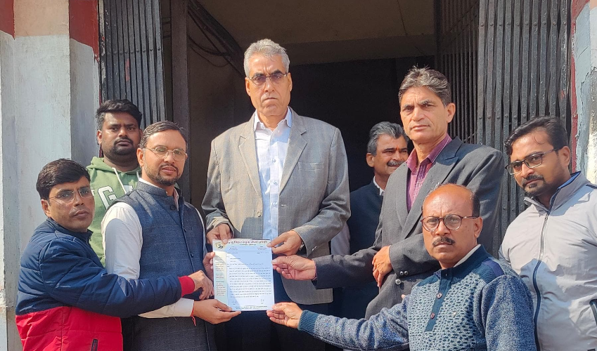 वायु विहार सड़क संघर्ष समिति आगरा द्वारा एक ज्ञापन जिलाधिकारी आगरा के नाम सिटी मजिस्ट्रेट आगराको सौंपा