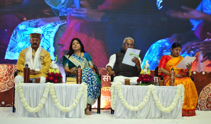 नारी आज अधिक सशक्त किंतु जिम्मेदारी बांटने की सीख दें लड़कों को भी: डॉ कृष्ण गोपाल