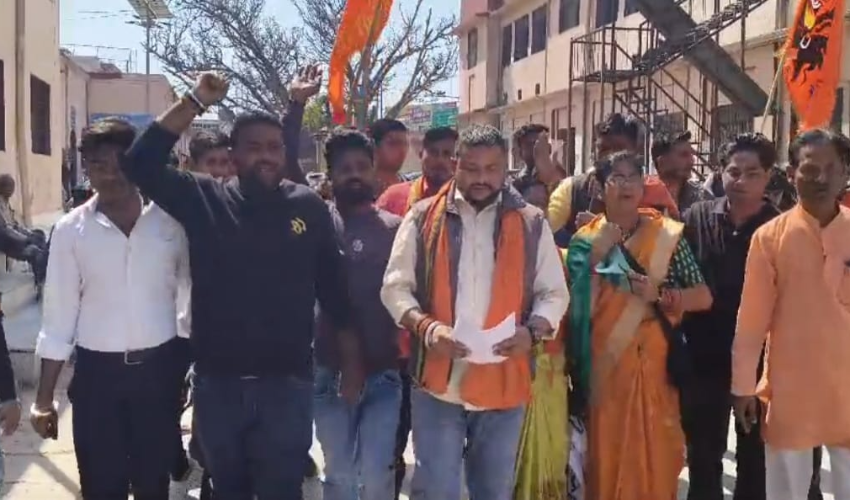 अखिल भारत हिंदू महासभा 10 मार्च को अलीगढ़ मुस्लिम विश्वविद्यालय में होली मिलन समारोह के संबंध में मुख्यमंत्री के नाम दिया ज्ञापन