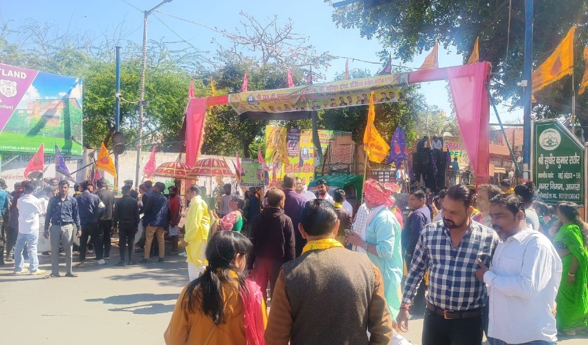 शोभायात्रा में उमड़ा आस्था का महाकुम्भ, खूब उड़ा अबीर-गुलाल ताजनगरी खाटूश्याम के रंग में रंगी, फाल्गुन मेला की हुई शुरुआत