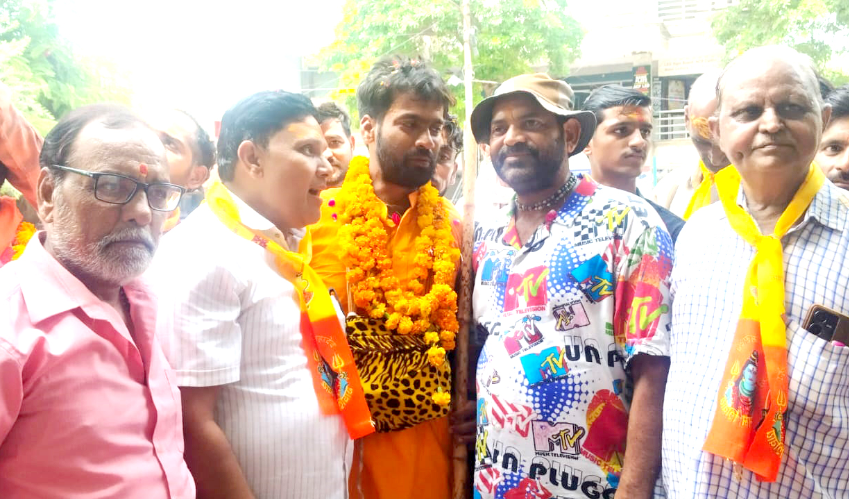 बिना अन्न ग्रहण किए गंगोत्री गोमुख से 800 किमी की कावड़ यात्रा की पूरी,क्षेत्रीय निवासियों ने पुष्प वर्षा कर किया स्वागत