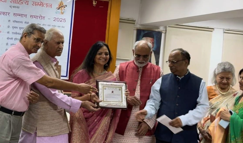 आगरा की लेखिका श्रीमती रेनू 'अंशुल' को दिल्ली हिंदी साहित्य सम्मेलन ने दिया 'साहित्य श्री सम्मान-2025'